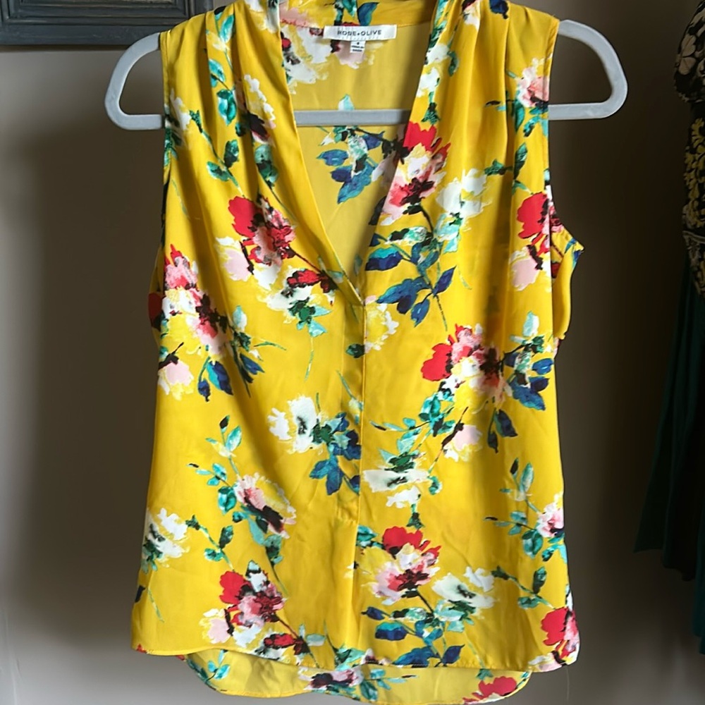 Rose + Olive floral blouse 🌺